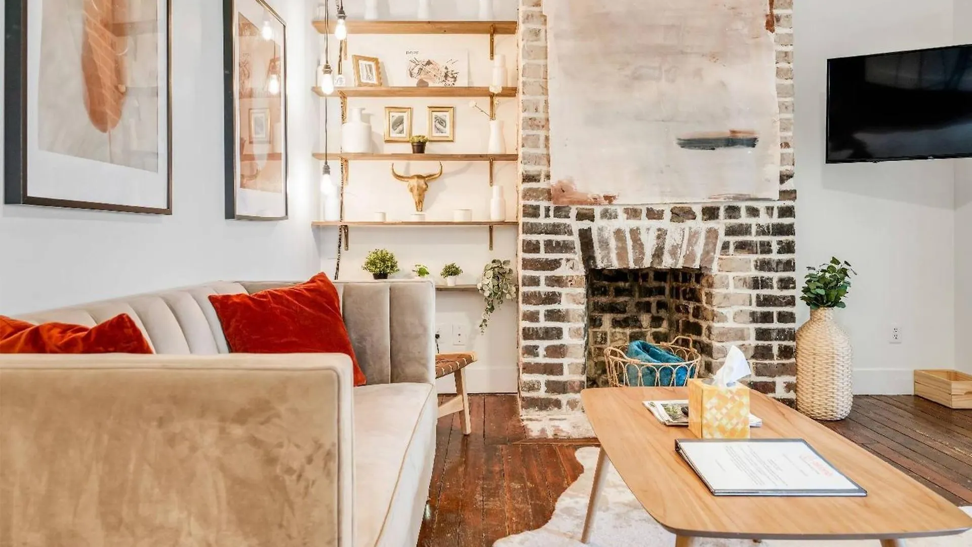 3-Bedroom Loft On Savannah'S Prettiest Street!